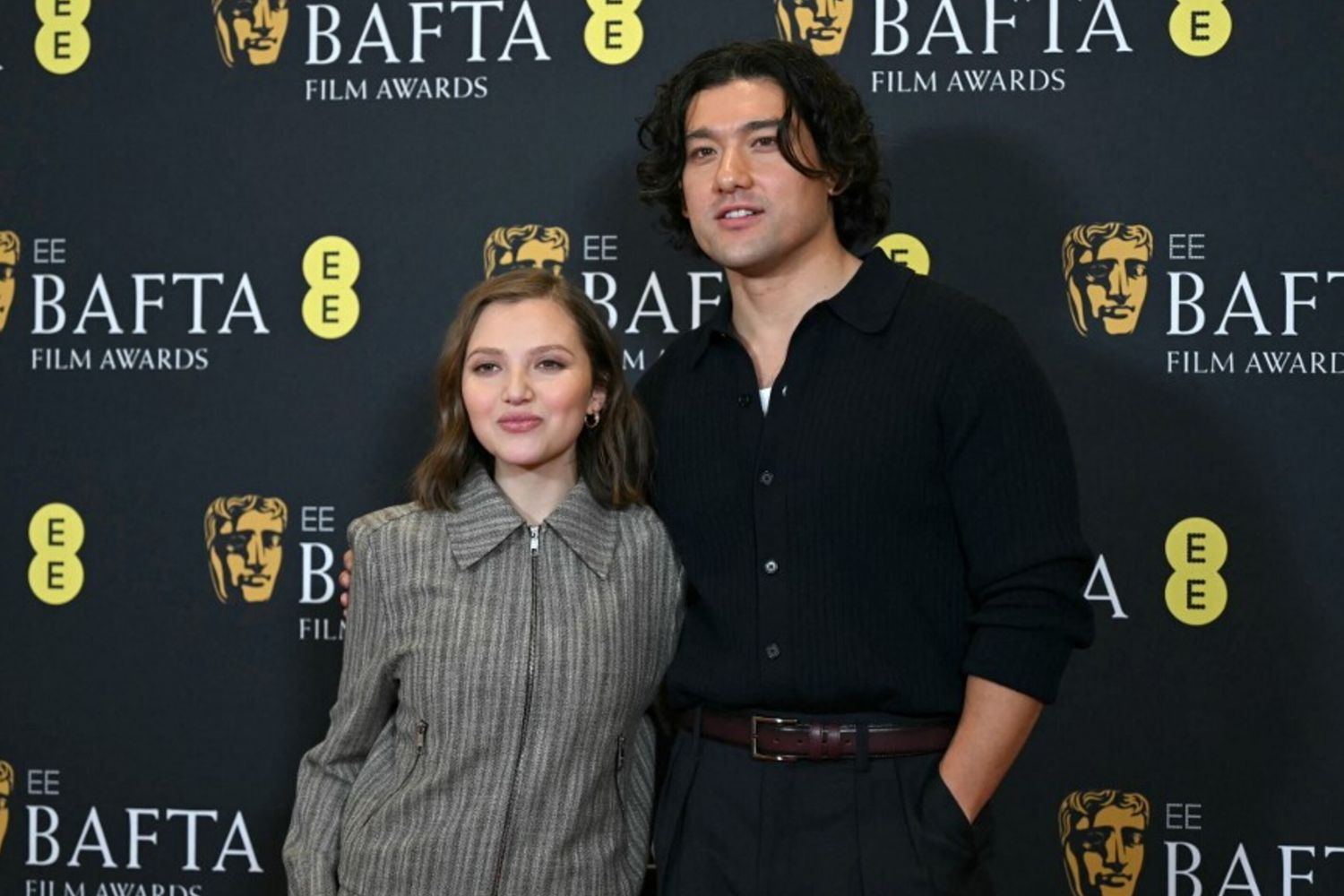 Gli attori inglesi Mia McKenna-Bruce (L) e Will Sharpe posano per una foto in occasione dell'annuncio delle nomination ai British Academy Film Awards (BAFTA)