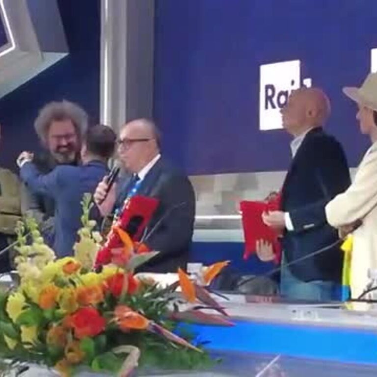 Simone Cristicchi riceve il premio Lucio Dalla  in sala stampa a Sanremo