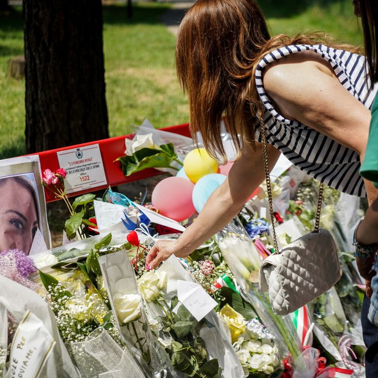 Le persone rendono omaggio a Giulia Tramontano, uccisa dal fidanzato Impagniatiello