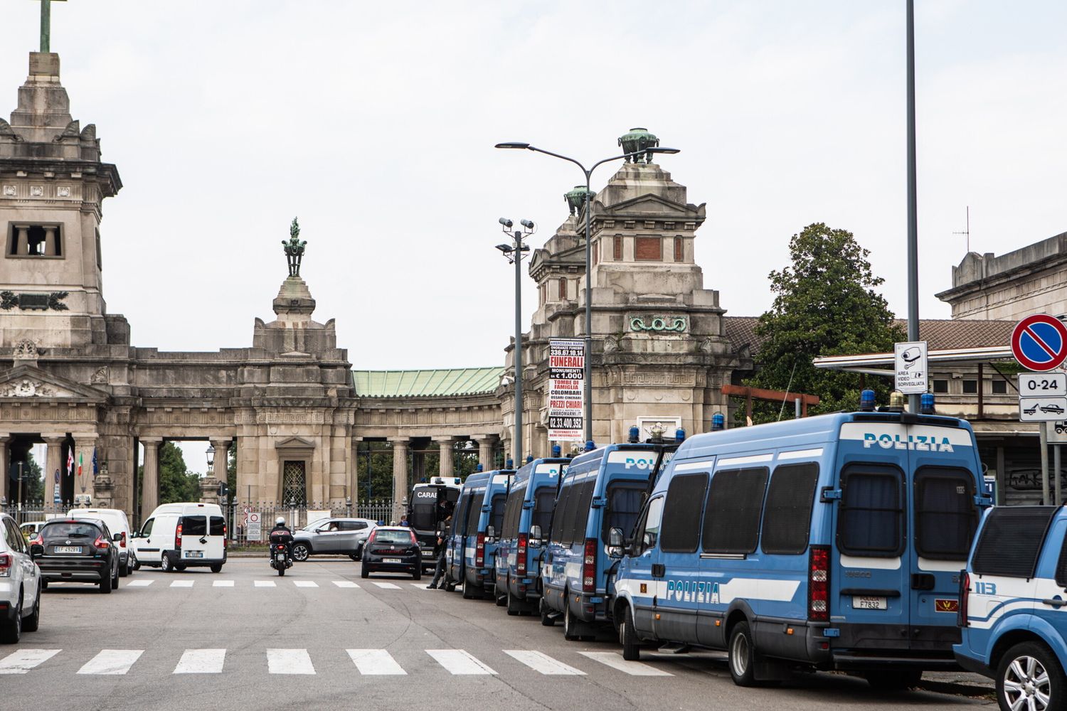 Via dalla roulotte in cui vivevano: lite a Milano residenti-Pd sul trasferimento di due anziani malati