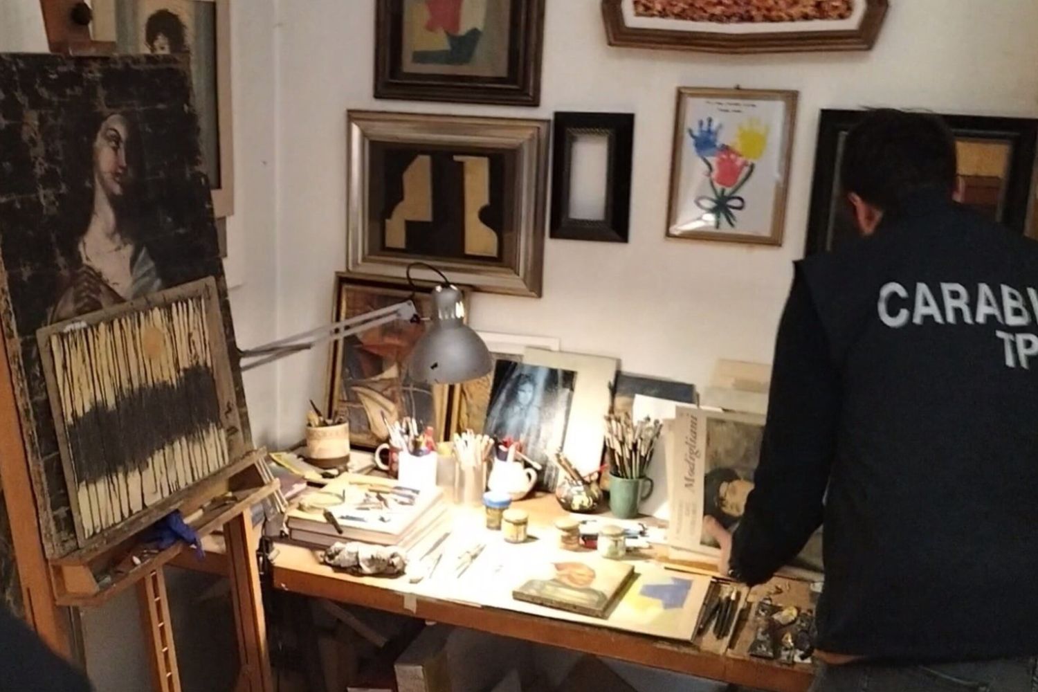 Carabinieri scovano falsario opere d'arte a Roma