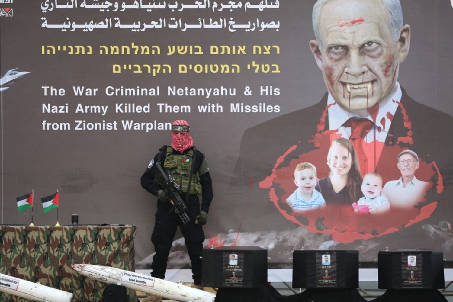 Quattro bare e la foto di Netanyahu come vampiro. Hamas consegna i corpi degli ostaggi