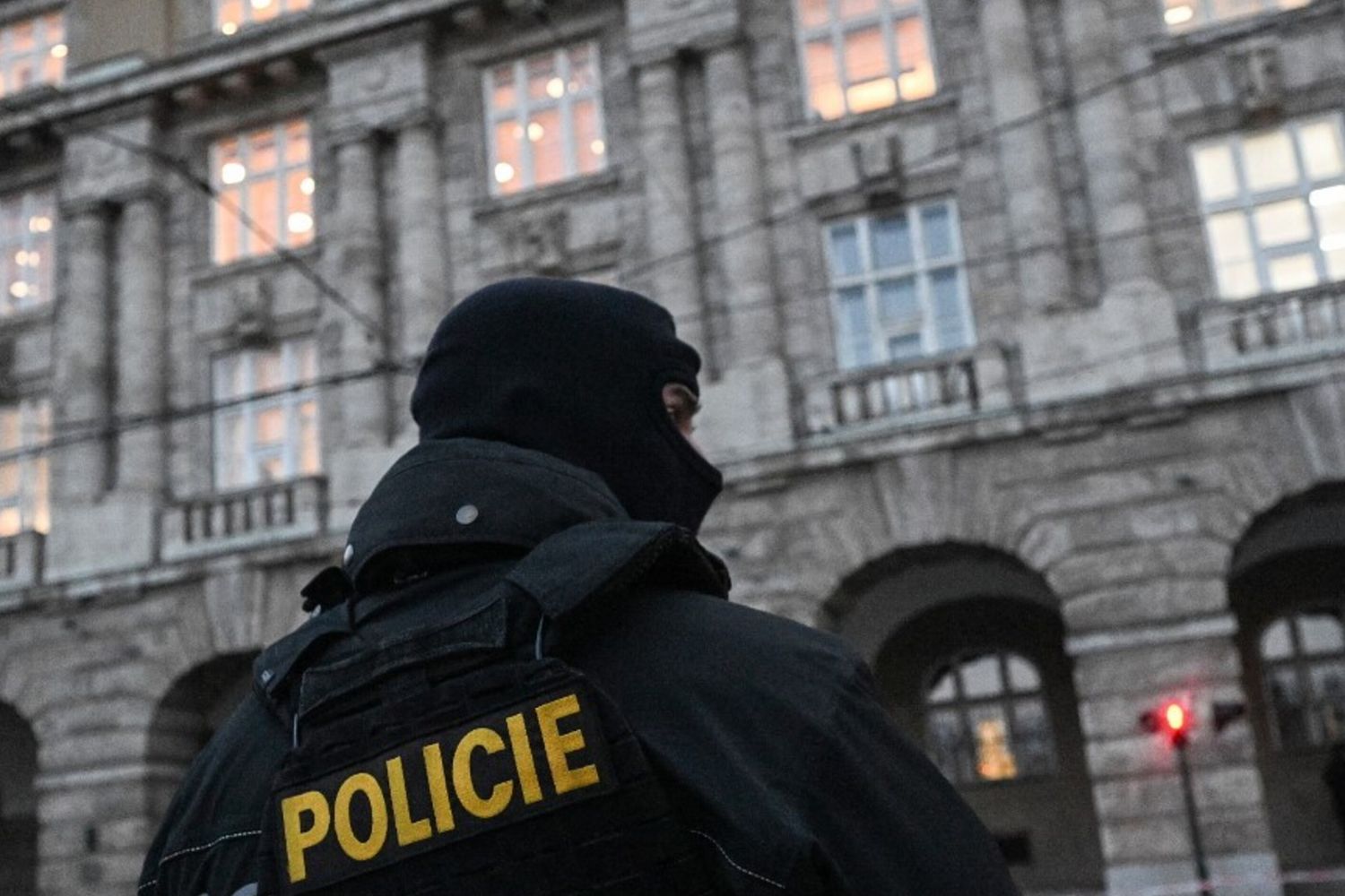 Sedicenne uccide due donne in un centro commerciale