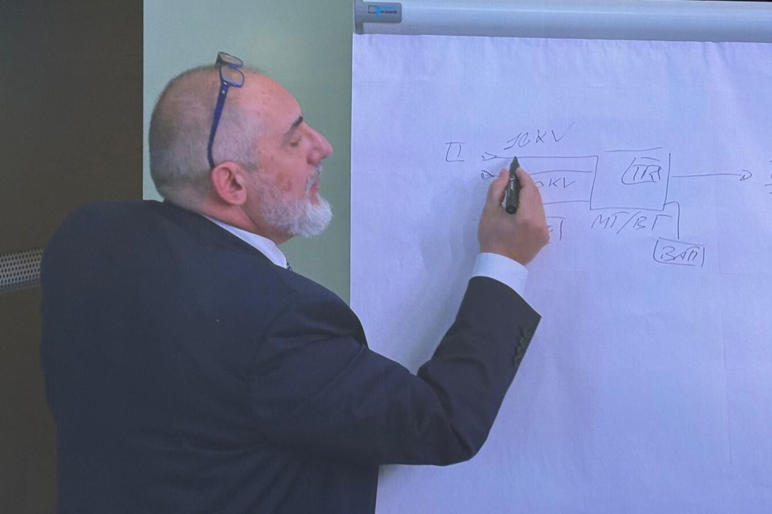 Stefano Antonio Donnarumma produce anche un disegno fatto a mano durante la conferenza