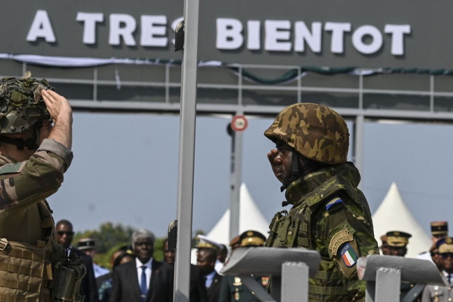 Francia riconsegna storica base militare in Costa d'Avorio, altro passo indietro in Africa