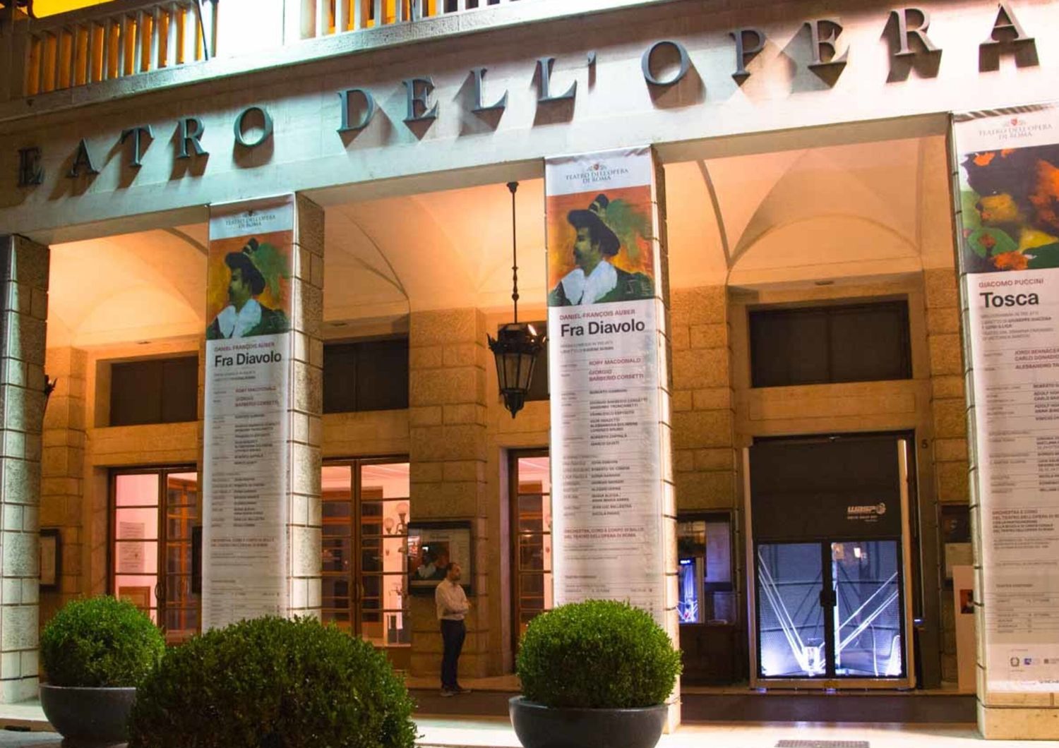 Il teatro dell'Opera di Roma in attesa della prima del Fra' Diavolo