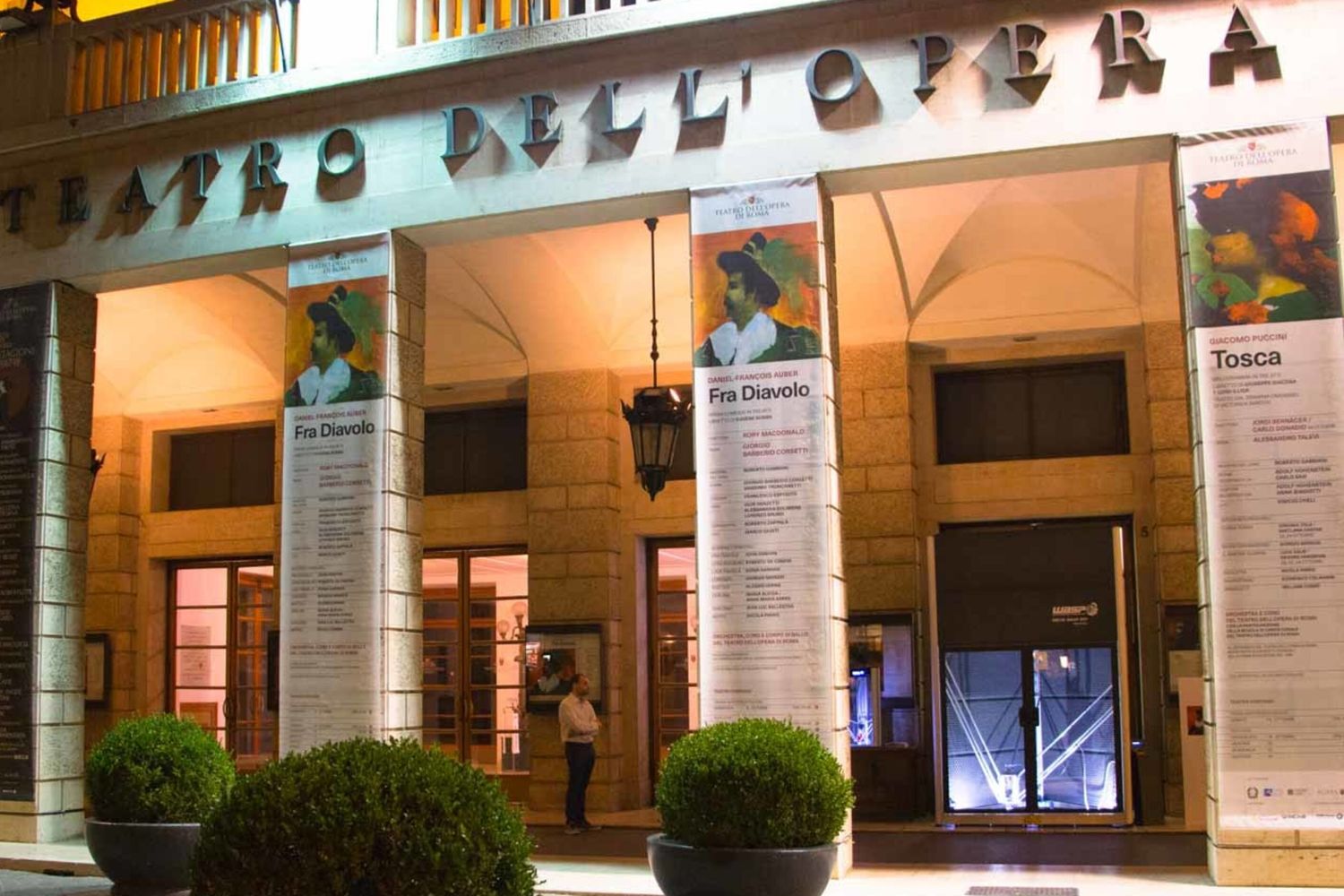 Il teatro dell'Opera di Roma in attesa della prima del Fra' Diavolo