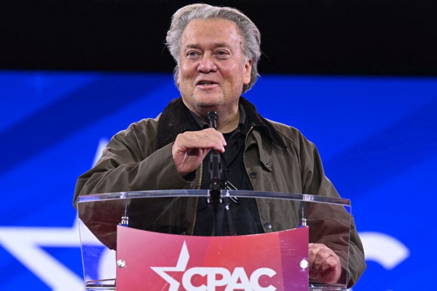 Bannon, saluto romano