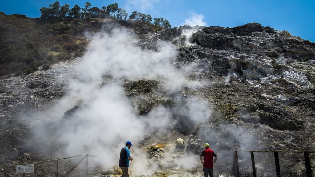 I ricercatori dell'Ingv effettuano rilievi presso la caldara dei Campi Flegrei