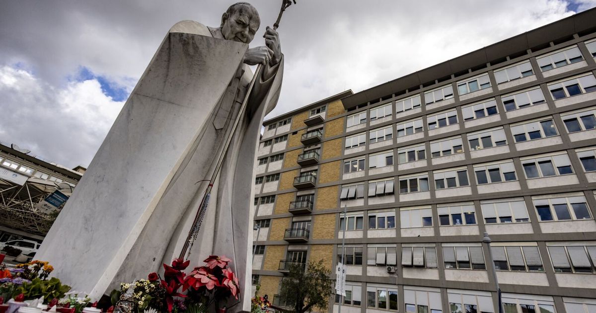 Il Papa al Gemelli. Fiori, lumini e messaggi dai fedeli in preghiera