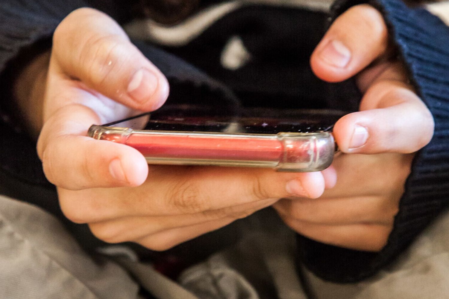 Una ragazza con lo smartphone &nbsp;