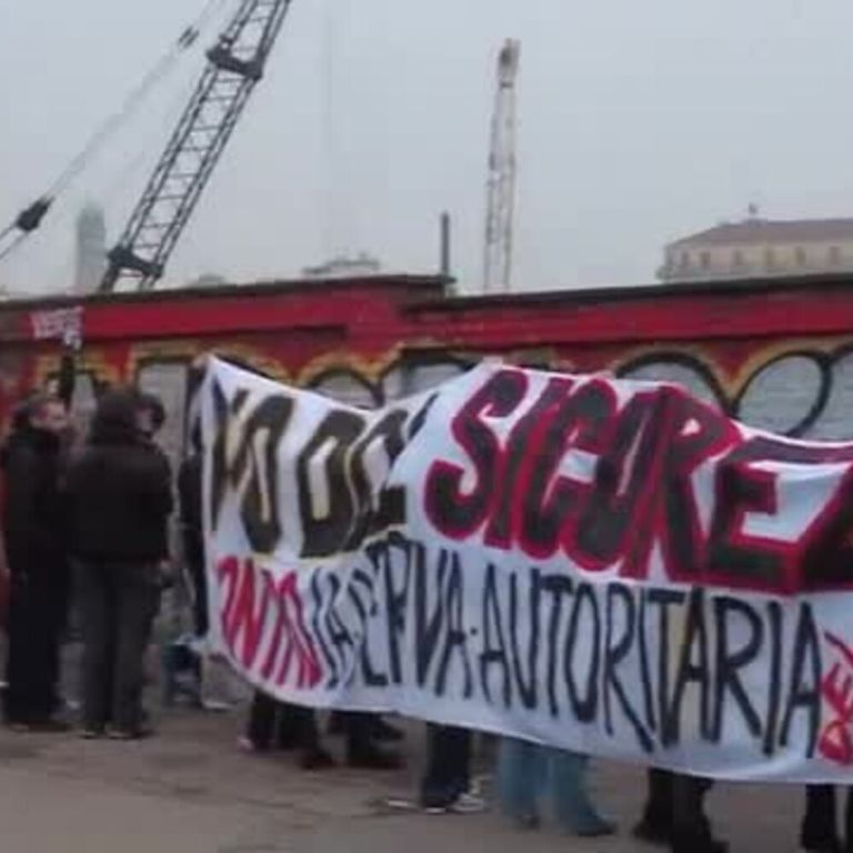 "Verità e giustizia per Ramy", la scritta sul muro al corteo di Milano contro il ddl sicurezza