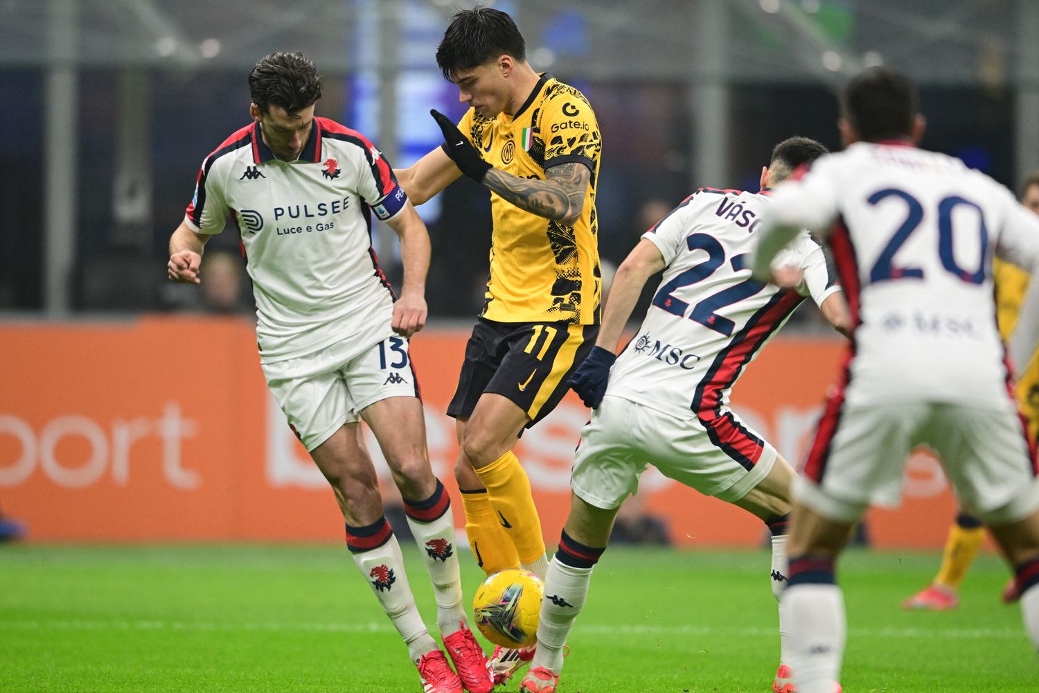 Lautaro trascina l'Inter, 1-0 al Genoa e primo posto