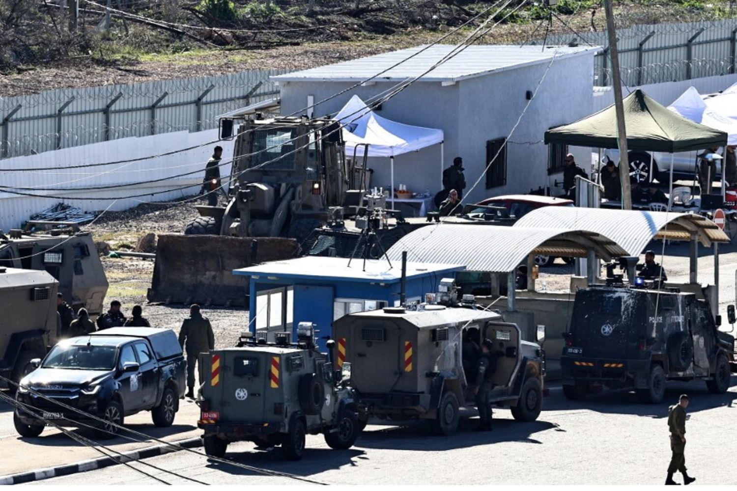 i veicoli militari israeliani nel carcere di Ofer