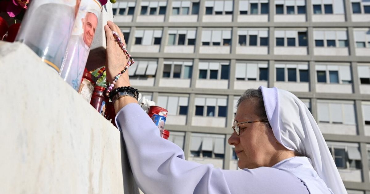 Papa in condizioni critiche dopo una crisi respiratoria. Ora è in prognosi riservata. Tutto il mondo prega per Francesco