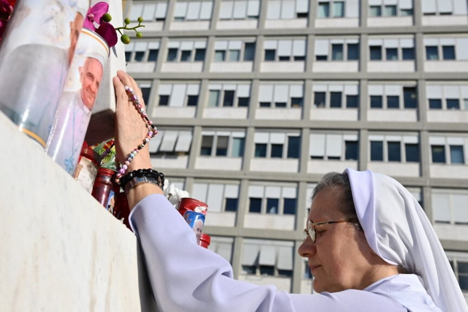 Fedeli in preghiera al Gemelli