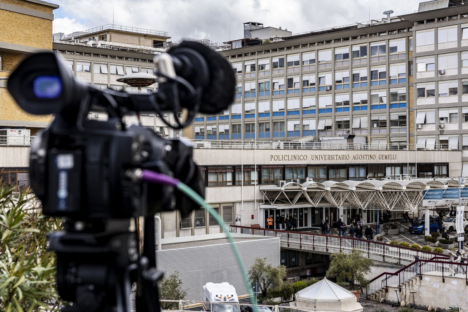 Troupe televisive all'ospedale Gemelli