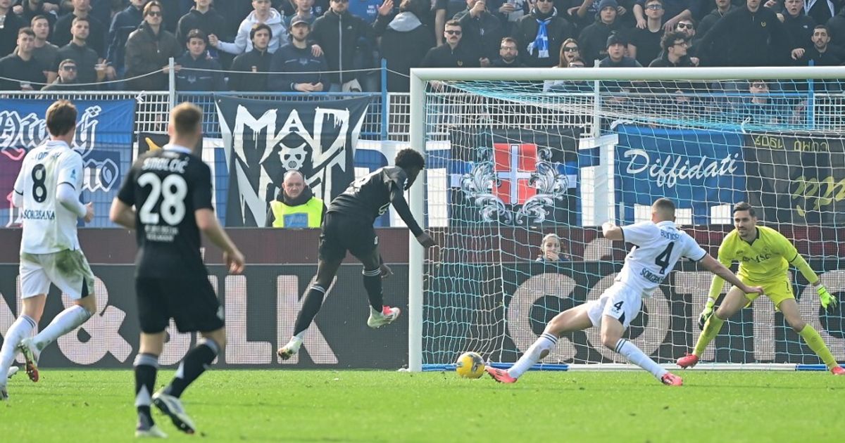 Il Napoli affonda a Como, 2 1. Inter lo scavalca in vetta