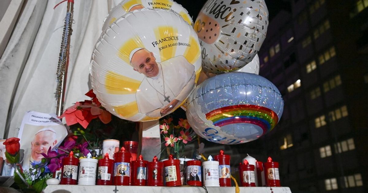 Papa Francesco in condizioni critiche ma non ha avuto crisi respiratorie. Ha partecipato alla messa