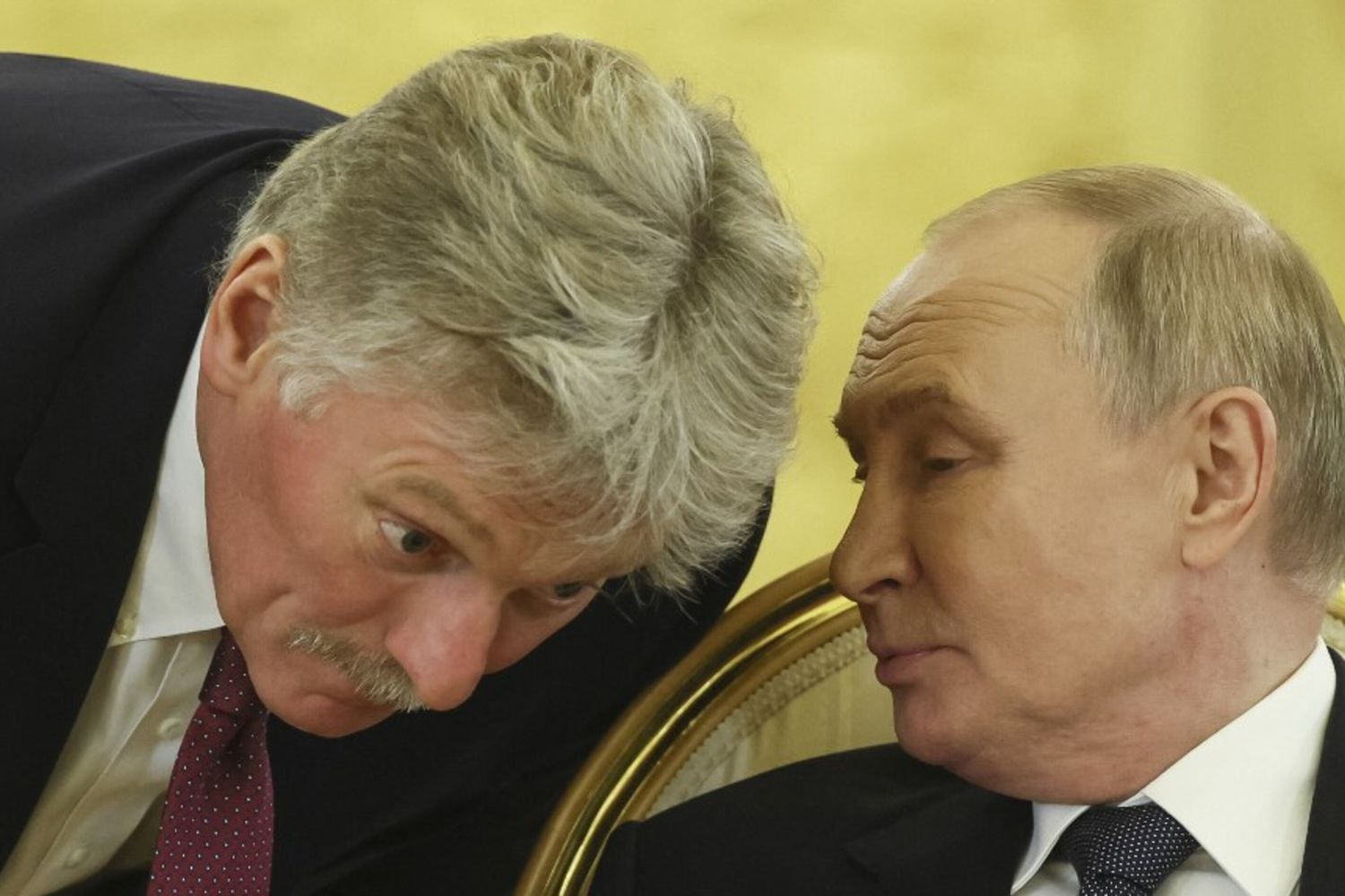 Vladimir Putin e Dmitry Peskov