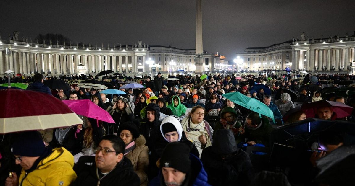 Il rosario in piazza San Pietro per Papa Francesco