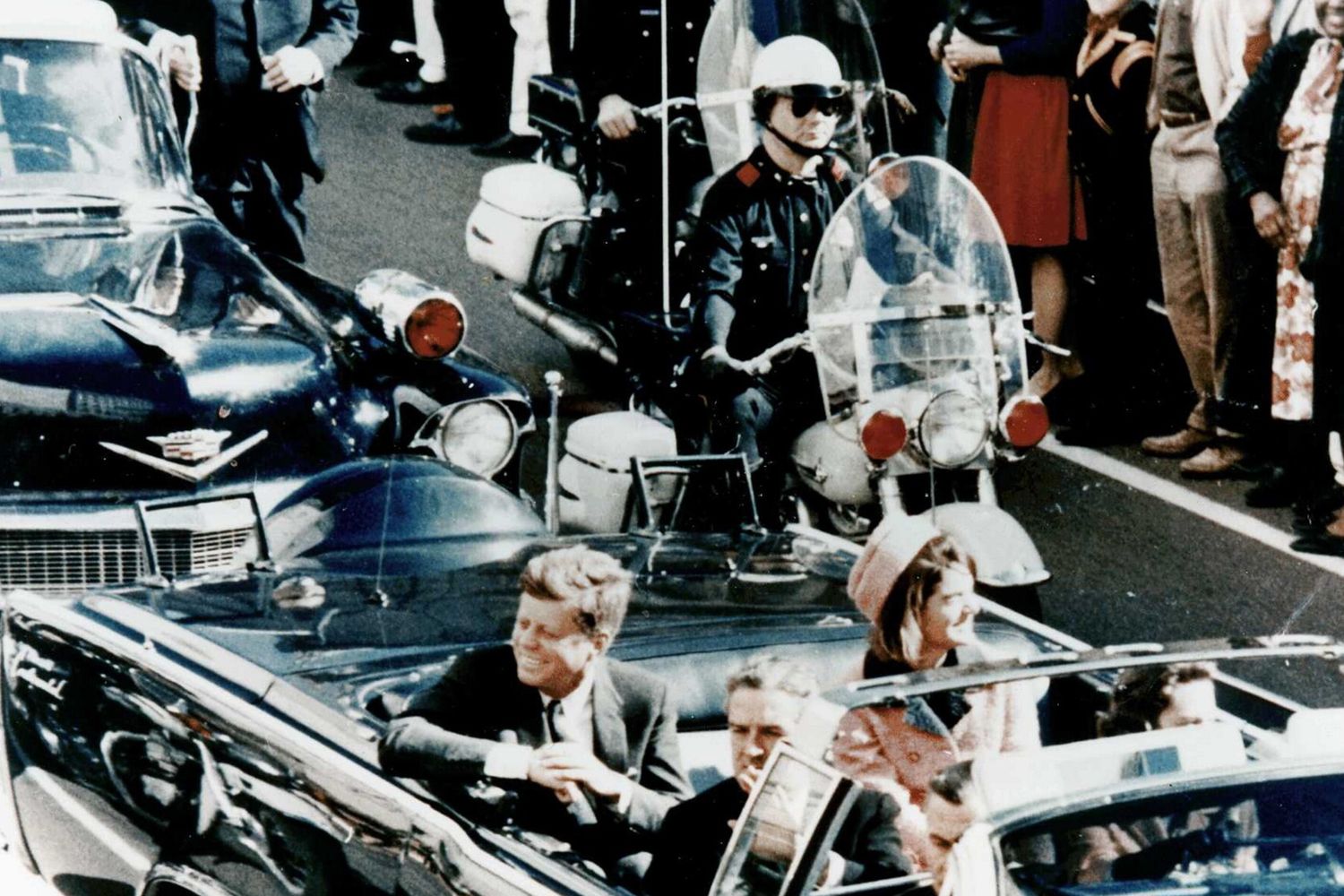John Fitzgerald Kennedy pochi istanti prima di essere ucciso a Dallas