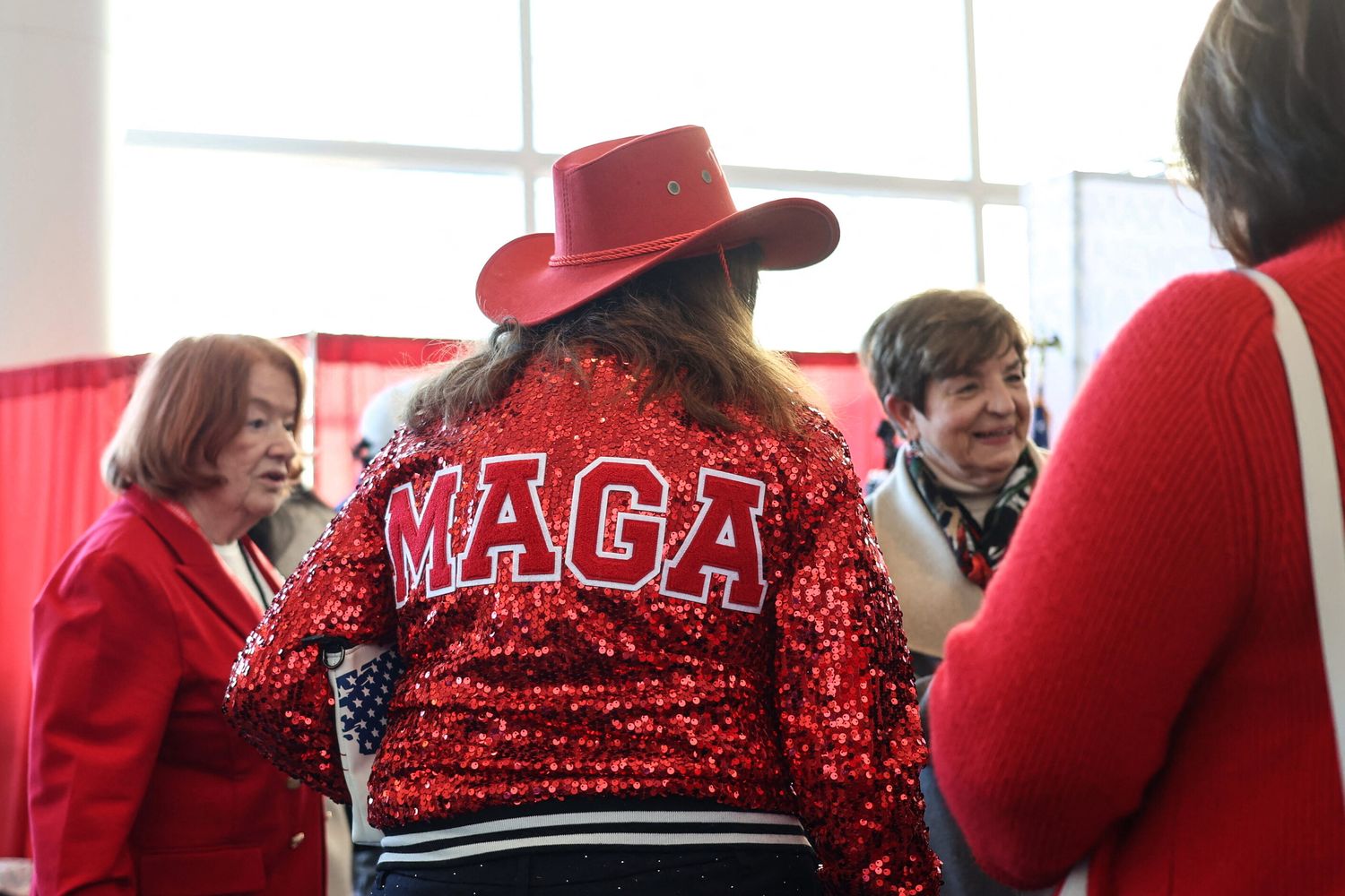 Cappelli, felpe e magliette, la macchina da soldi del Maga