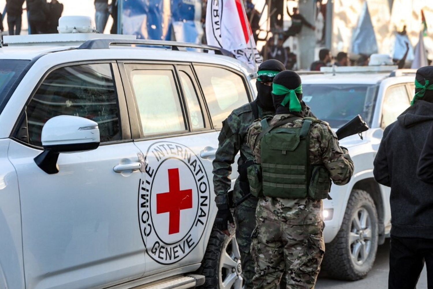 Combattenti di Hamas, in piedi accanto ai veicoli del Comitato Internazionale della Croce Rossa