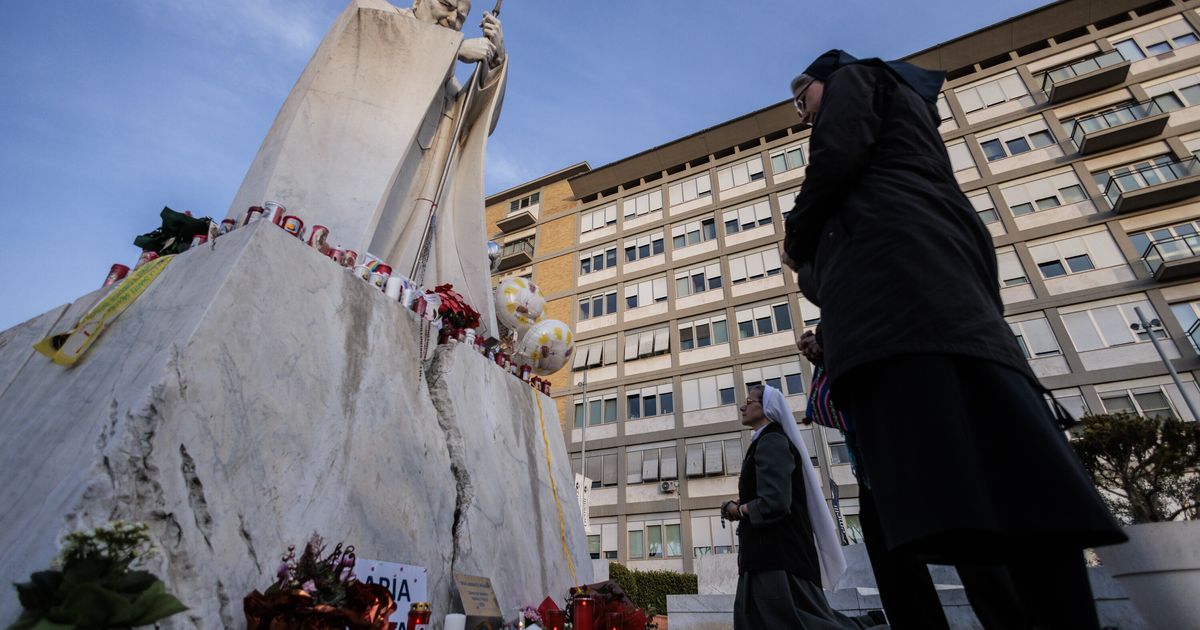 Il Papa è in lieve miglioramento. Rientrata l