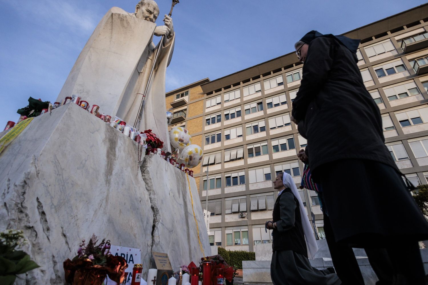 Il Papa è in lieve miglioramento. Rientrata l'insufficienza renale. La prognosi resta riservata