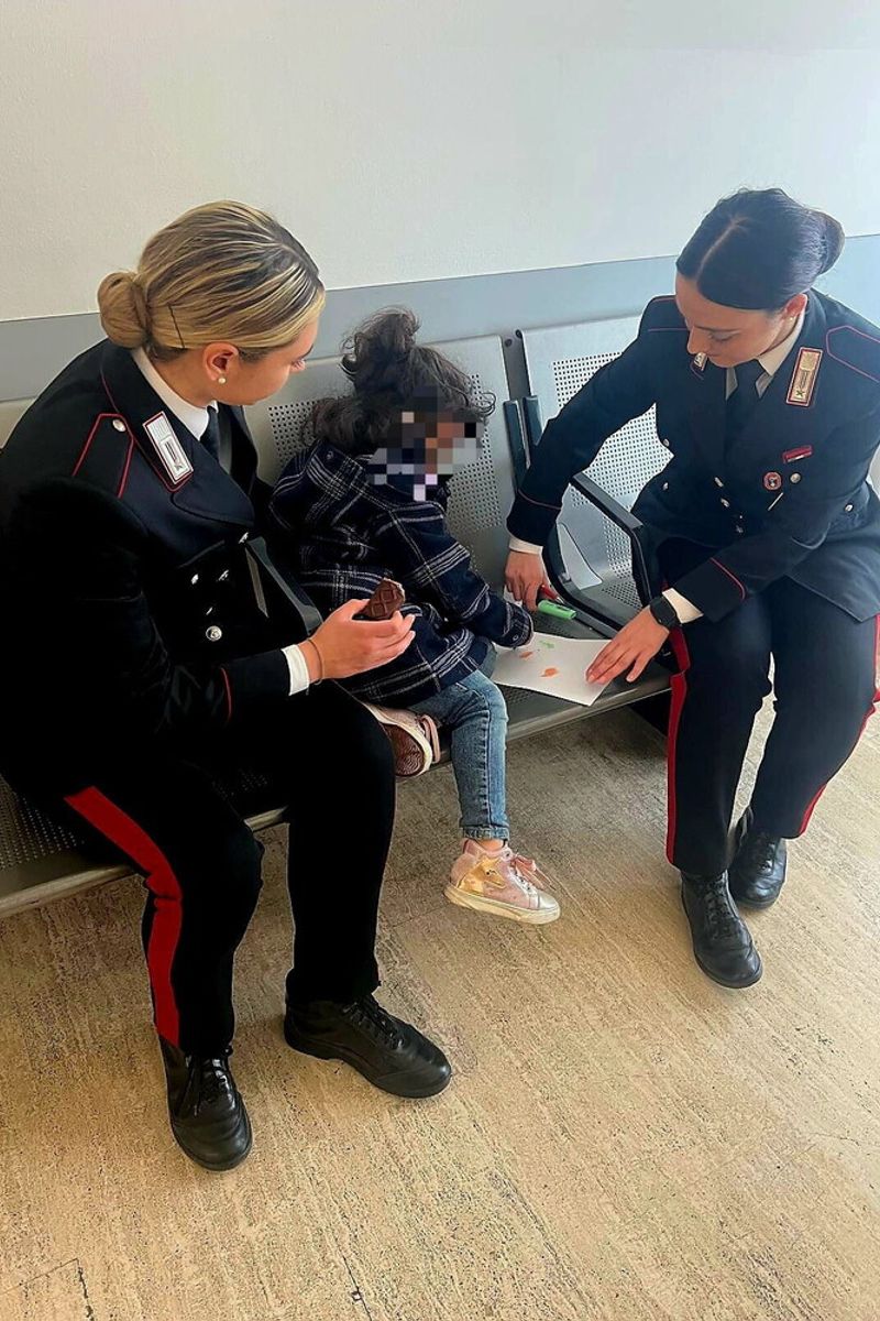 Una famiglia dimentica la figlia di 3 anni alla stazione Termini. La piccola salvata dai carabinieri