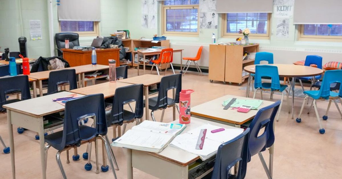 Scuola usa la parola bambin* con asterisco, è polemica a Napoli