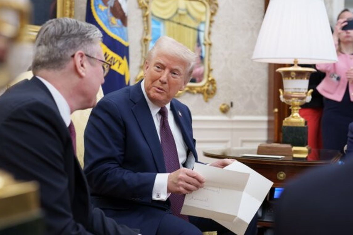 Starmer consegna a Trump l'invito di Re Carlo per una seconda visita di Stato