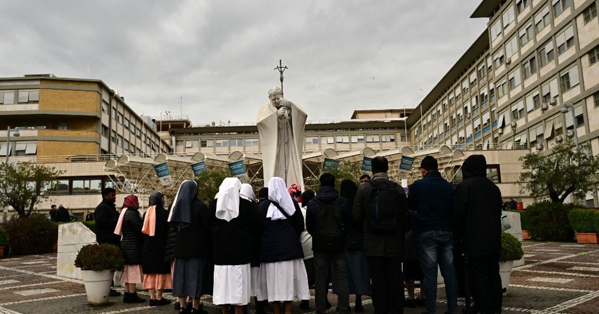 Papa Francesco in condizioni stabili, buona risposta a ossigenoterapia e ventilazione 