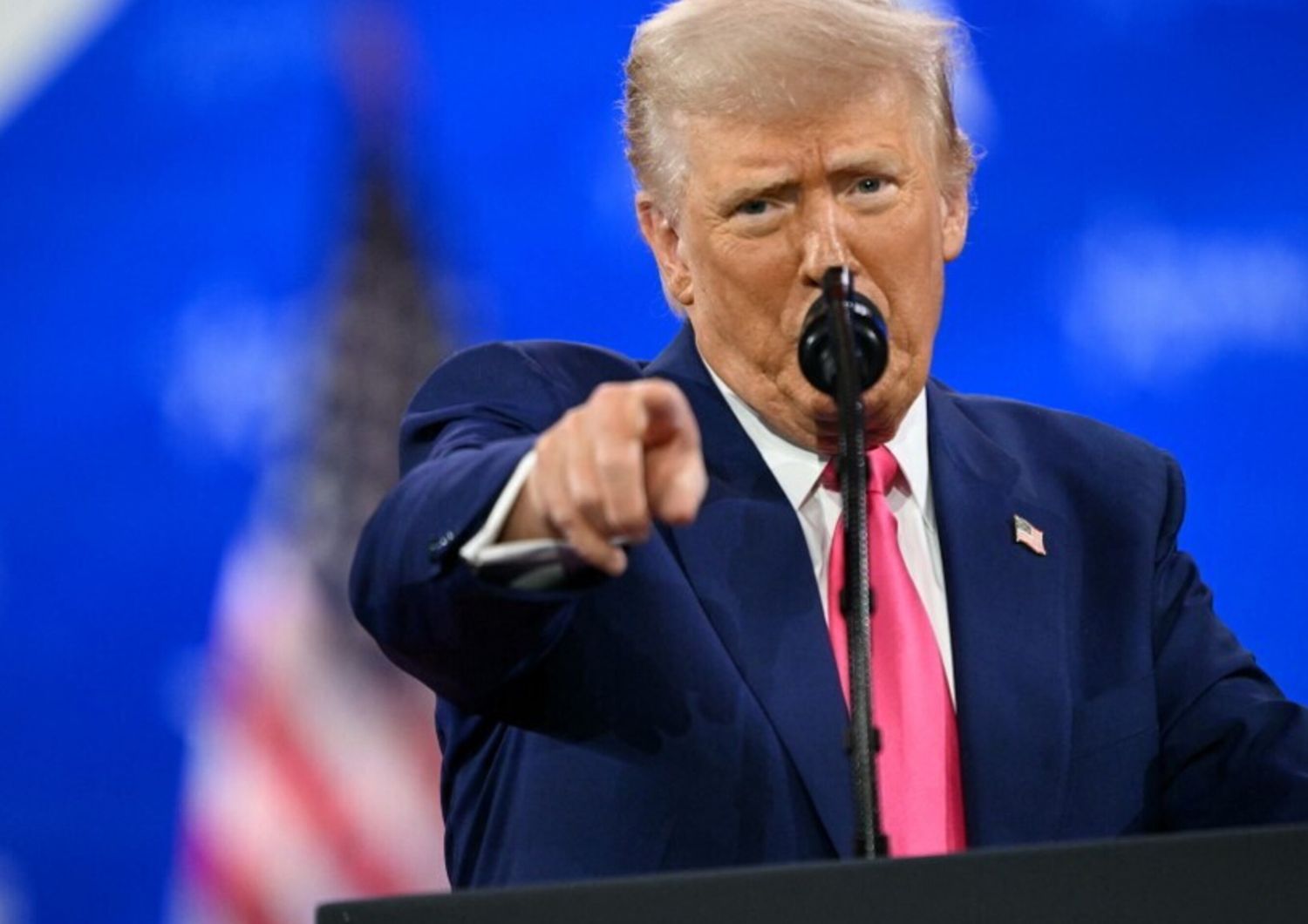E' l'inglese la lingua ufficiale negli Usa.Trump firma l'ordine esecutivo