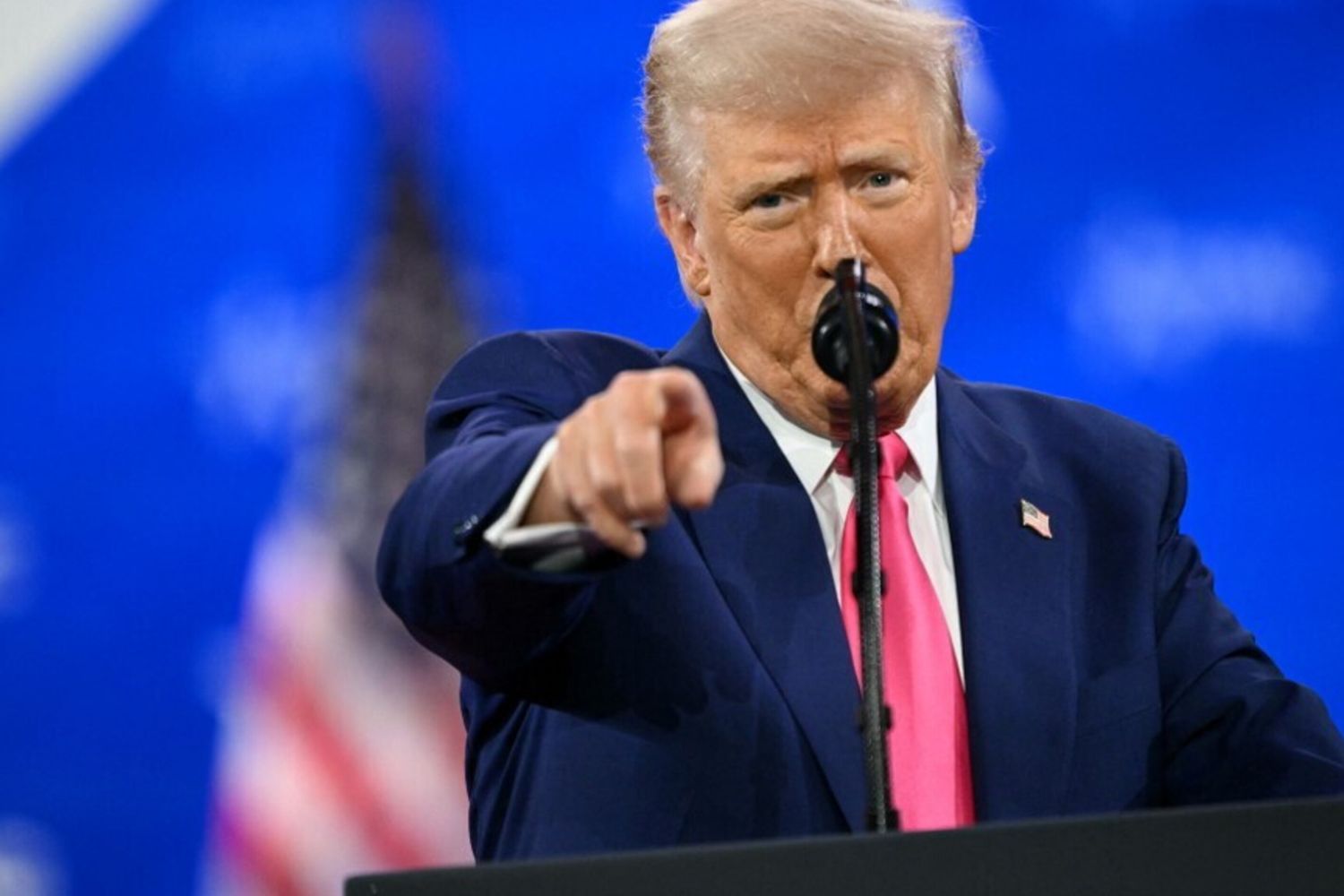 E' l'inglese la lingua ufficiale negli Usa.Trump firma l'ordine esecutivo