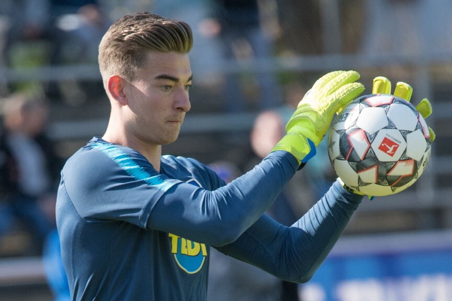 Jonathan Klinsmann para il rigore grazie al raccattapalle