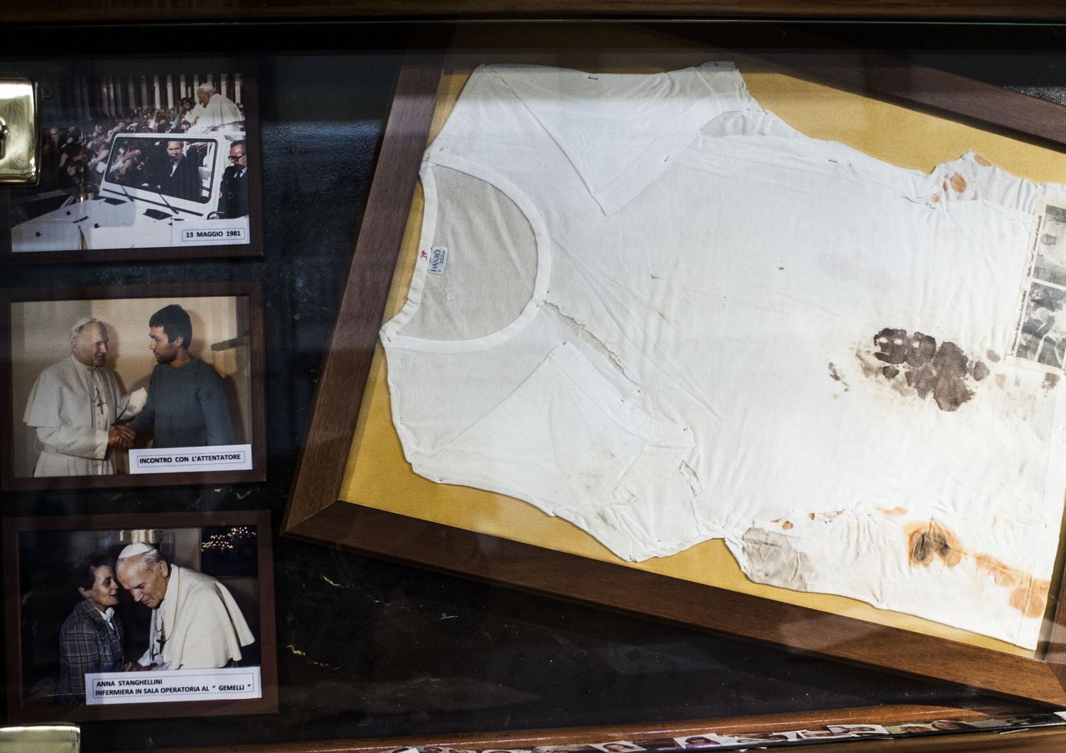 Roma la maglia indossata da papa Giovanni Paolo II il giorno dell'attentato.