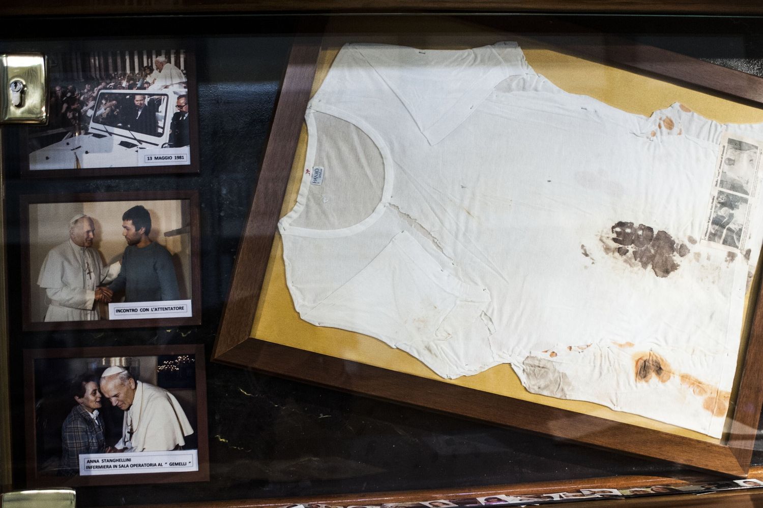 Roma la maglia indossata da papa Giovanni Paolo II il giorno dell'attentato.
