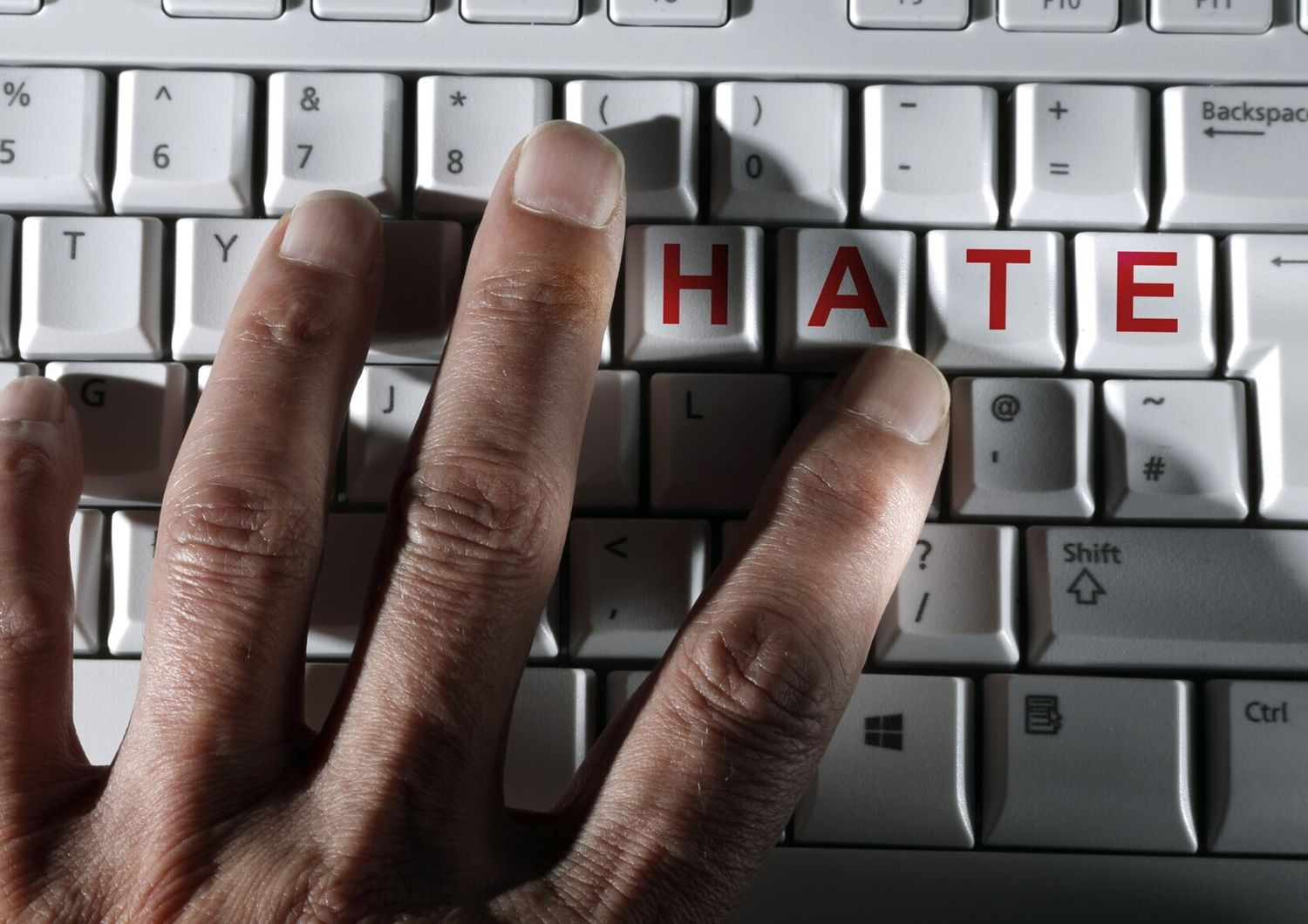 Si uccide in diretta TikTok, archiviata l'inchiesta. Il gip, "gli hater non potevano sapere che si sarebbe ammazzato"