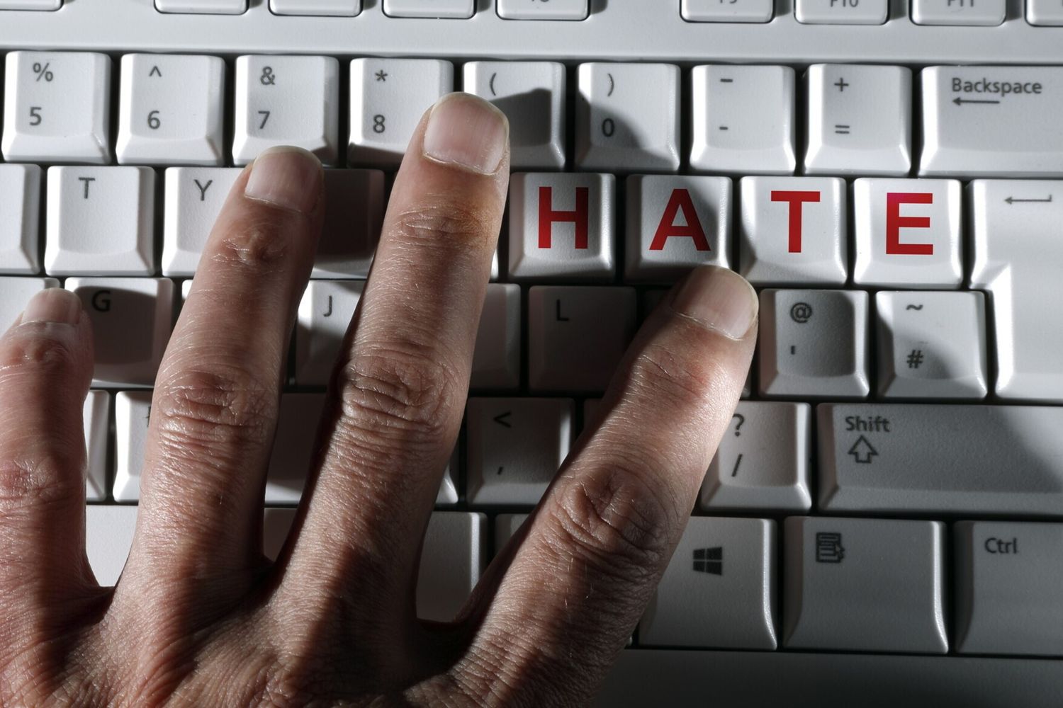 Si uccide in diretta TikTok, archiviata l'inchiesta. Il gip, "gli hater non potevano sapere che si sarebbe ammazzato"