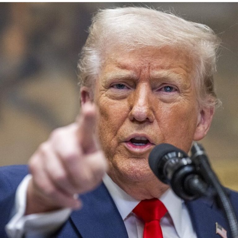 Trump firma l'ordine, i dazi sulla Cina raddoppiano al 20%. "Non ha fermato il commercio illecito di fentanyl"