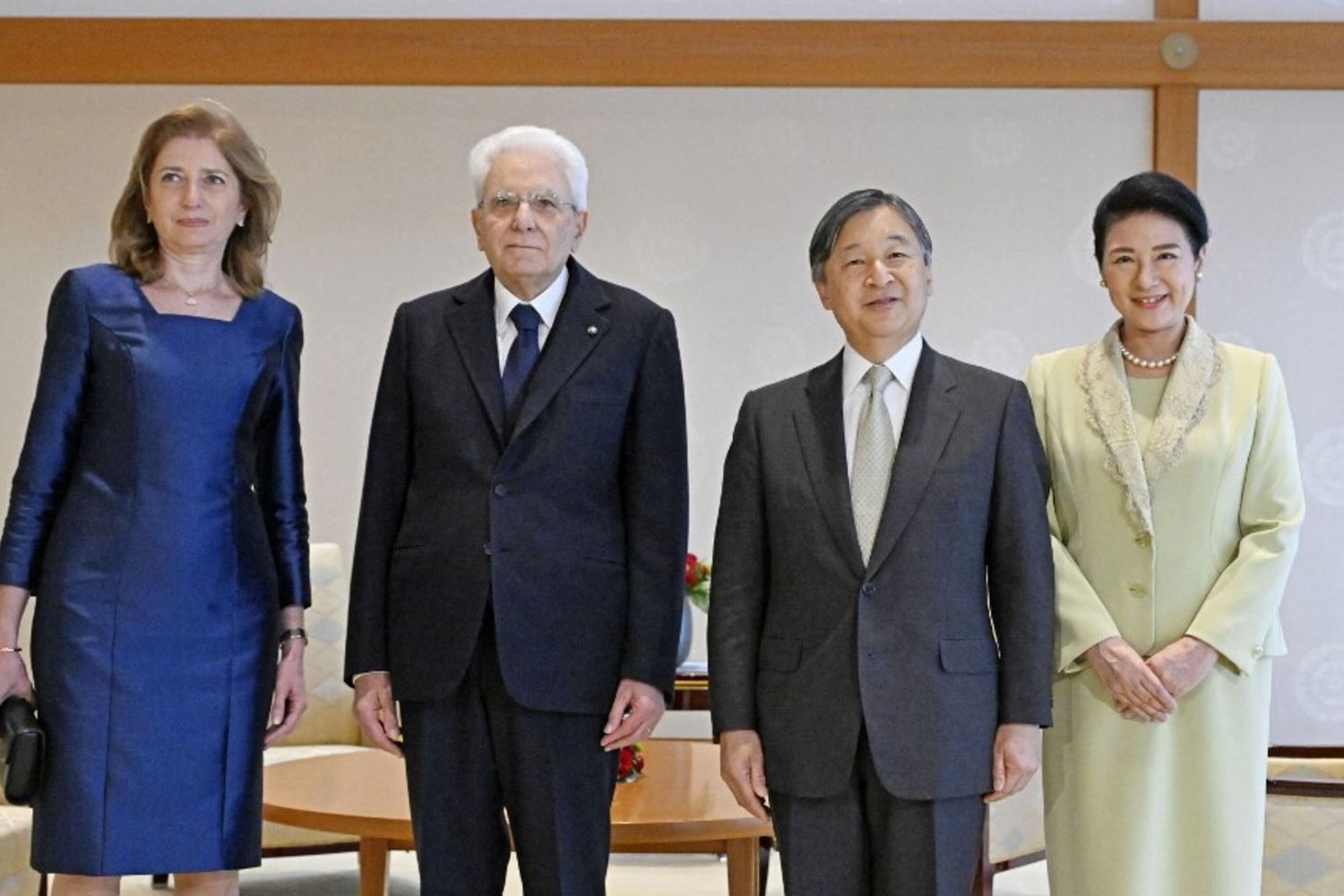 Sergio Mattarella (Center L) and his daughter Laura Mattarella(L) pose for a photo with Japan’s Emperor Naruhito and Empress Masako at the Imperial Palace in Tokyo