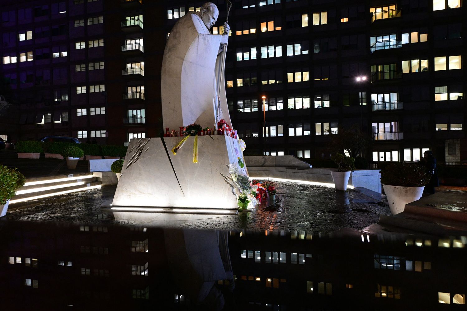 Lieve miglioramento del Papa