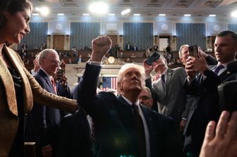 E' Trump show al Congresso. "L'America è tornata". Poi l'annuncio: tra Ucraina e Russia "forti segnali di pace"