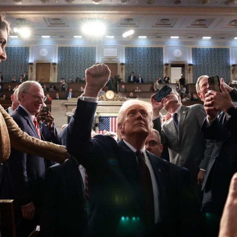 E' Trump show al Congresso. "L'America è tornata". Poi l'annuncio: tra Ucraina e Russia "forti segnali di pace"