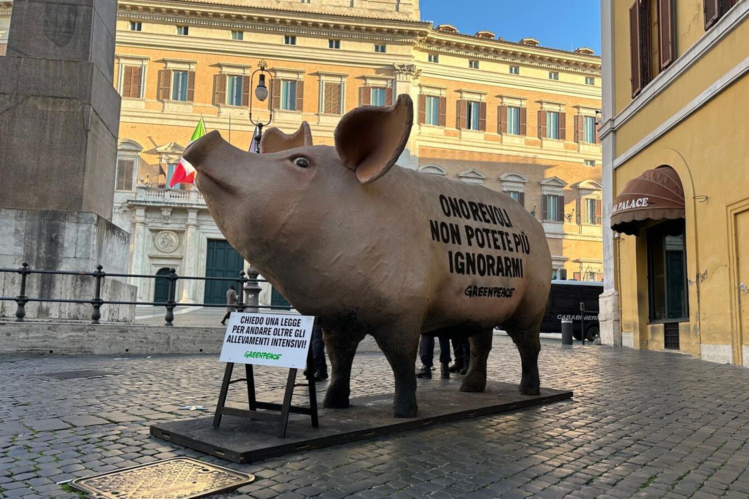 Iniziativa Greenpeace davanti Montecitorio