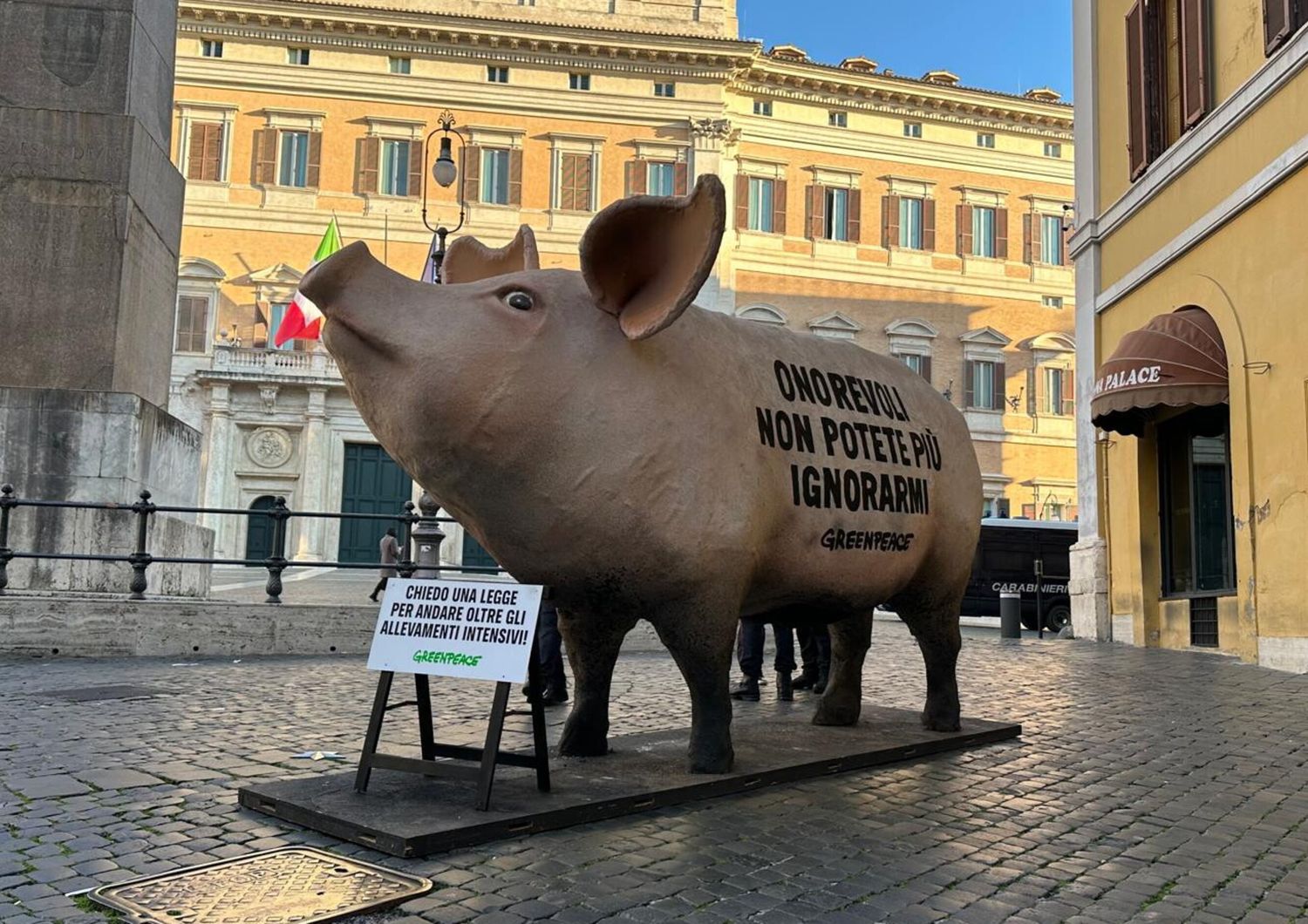 Iniziativa Greenpeace davanti Montecitorio