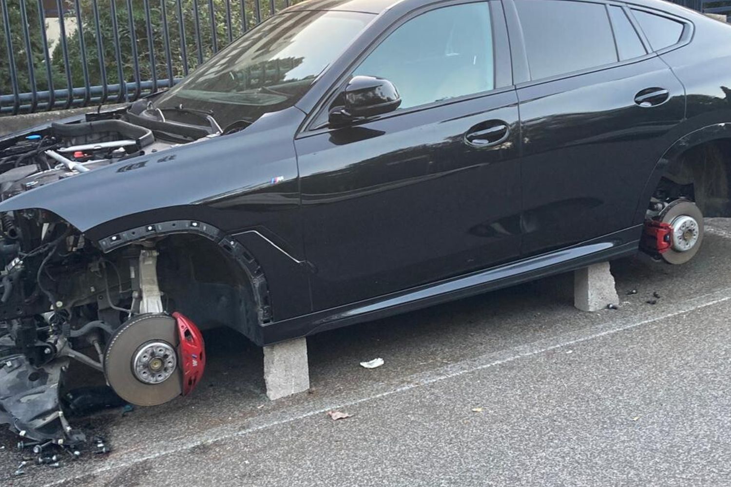 Auto smontata a Villa Bonelli