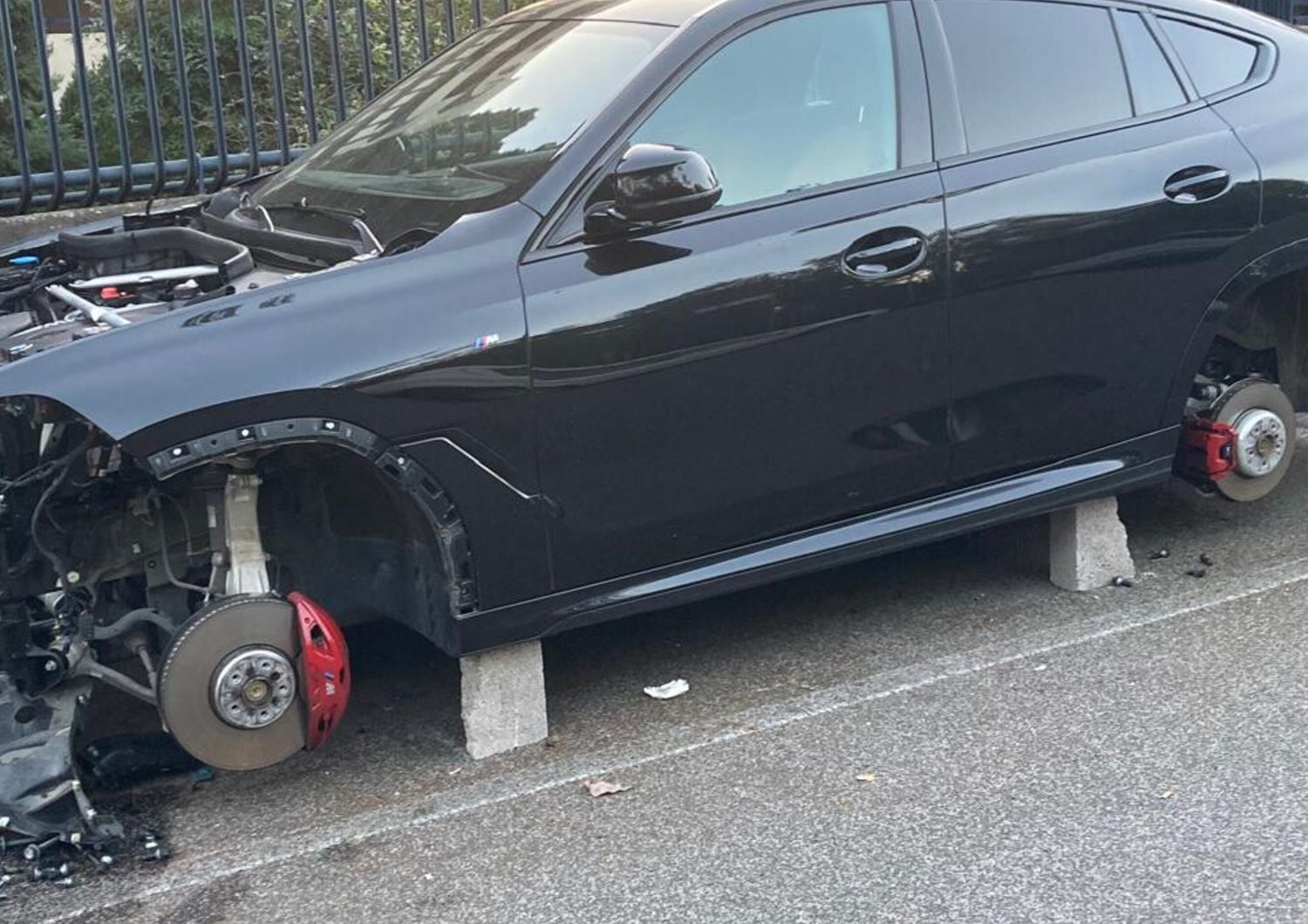 Auto smontata a Villa Bonelli